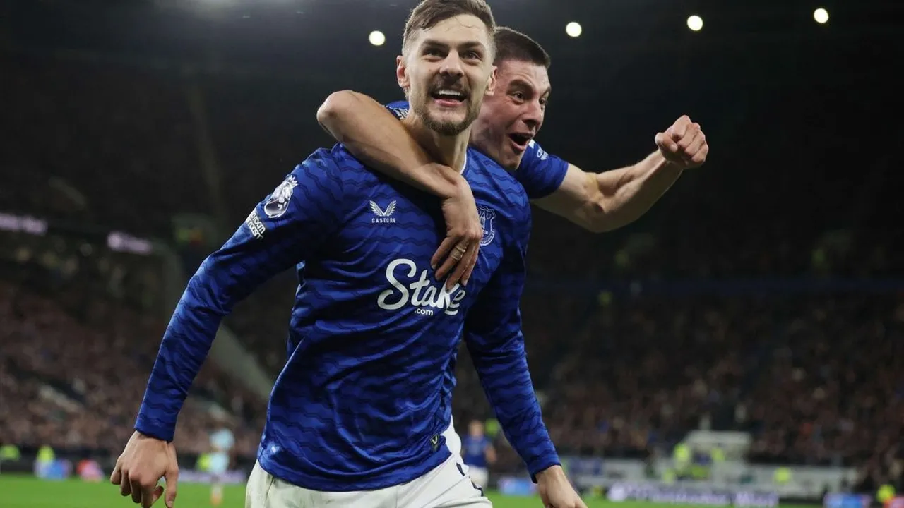 انتفاضة إيفرتون مستمرة في الدوري الإنجليزي وسندرلاند يحصد ثلاث نقاط غالية خارج ملعبه